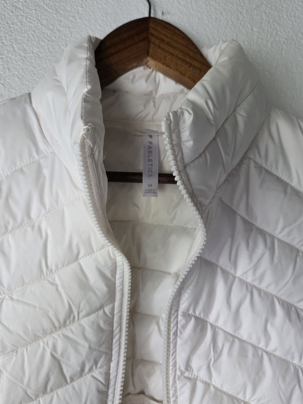 NWT Fabletics White Quilted Puffer Vest Zip Front Size M - Picture 1 of 8